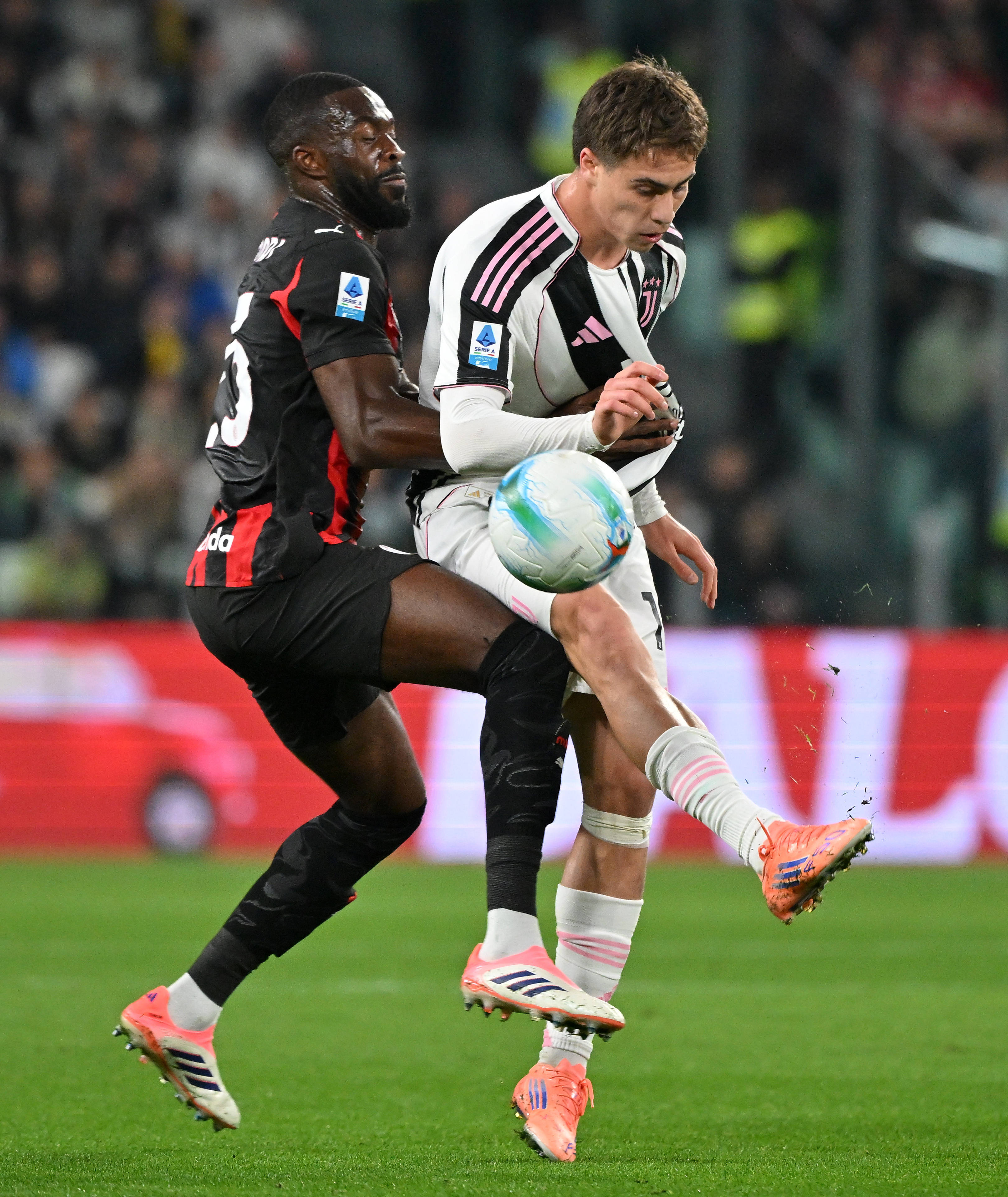 关于AC米兰训练开放日,冲刺阶段队长鼓劲引欢呼,荷甲在即,细节决定成败的信息-9体育